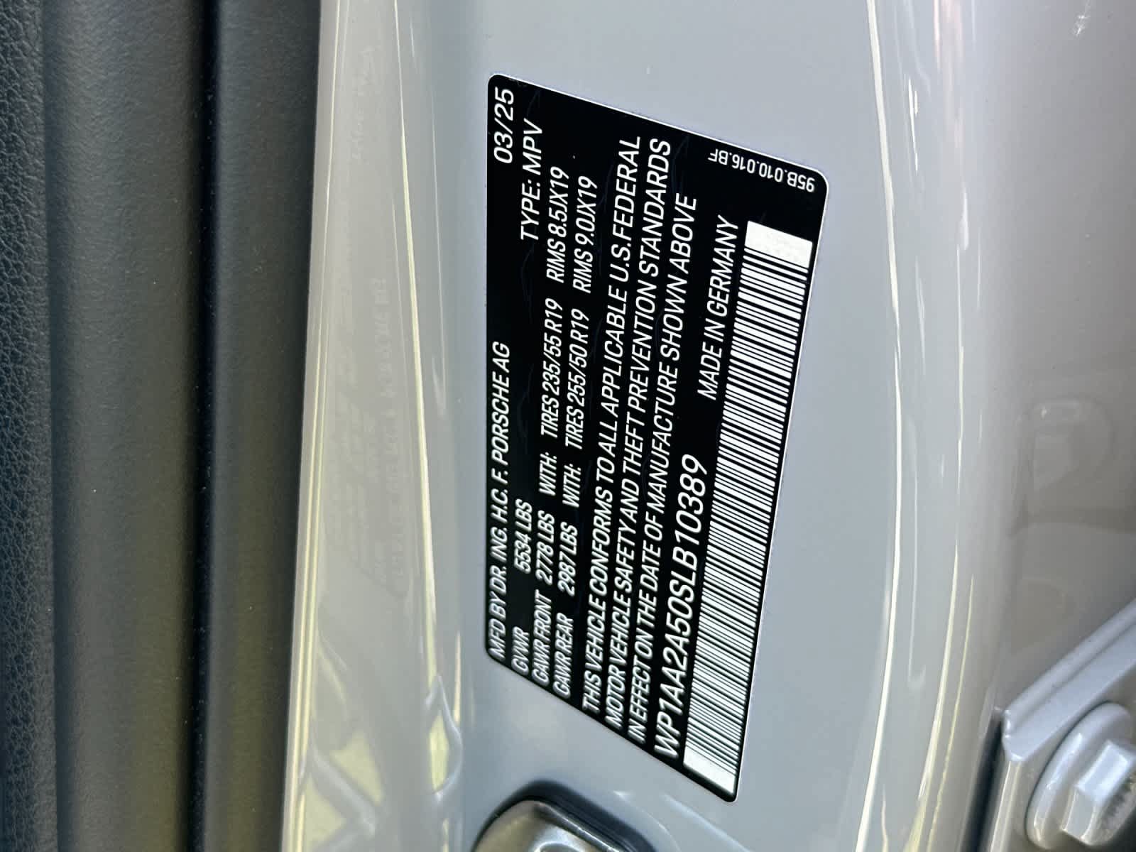 Certified 2025 Porsche Macan AWD/4WD image 33