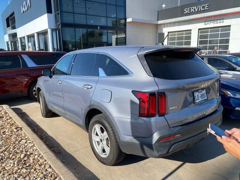 Used 2022 Kia Sorento LX AWD/4WD image 13