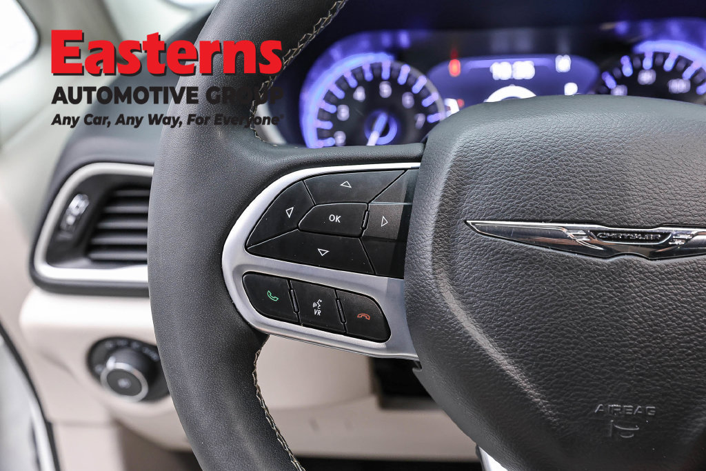 Used 2023 Chrysler Pacifica Touring-L FWD image 15