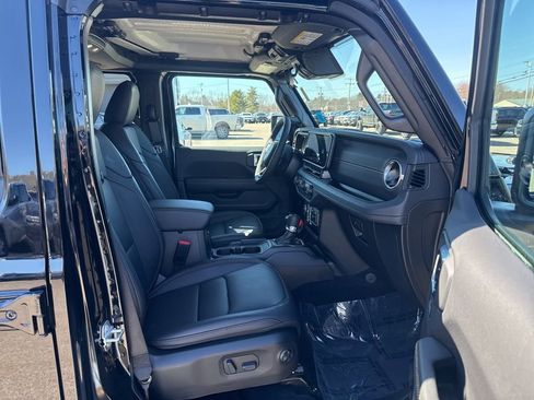 Certified 2025 Jeep Gladiator Sport image 27
