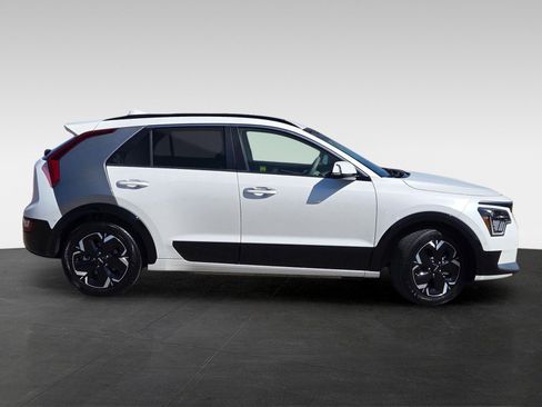 Used 2023 Kia Niro Wave image 3