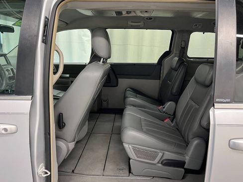 Used 2008 Chrysler Town & Country Touring FWD image 7