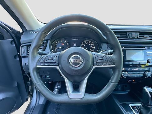 Used 2017 Nissan Rogue SV image 11