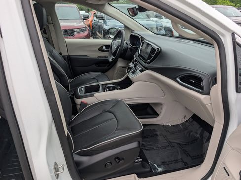 Used 2023 Chrysler Pacifica Limited w/ Uconnect Theater Family Group FWD image 11