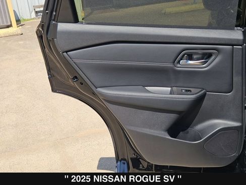 Used 2025 Nissan Rogue SV w/ SV Premium Package FWD image 18