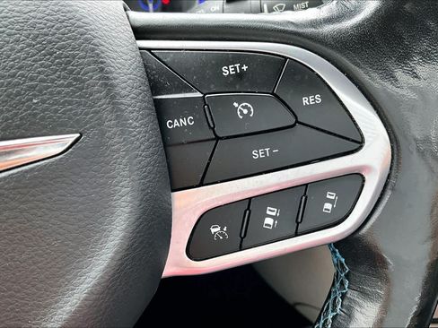 Used 2021 Chrysler Pacifica Touring-L FWD image 21