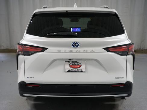Used 2025 Toyota Sienna Limited image 7