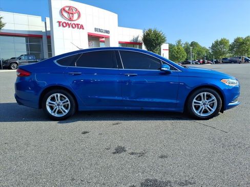 Used 2018 Ford Fusion SE w/ Fusion SE Technology Package FWD image 3