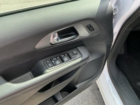 Used 2025 Chrysler Pacifica Select FWD image 18