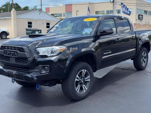 Used 2019 Toyota Tacoma TRD Sport AWD/4WD image 4