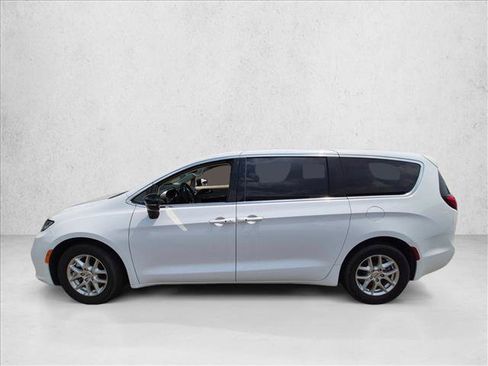 Used 2024 Chrysler Pacifica Touring-L FWD image 6