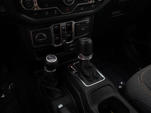 Used 2025 Jeep Gladiator Mojave AWD/4WD image 26