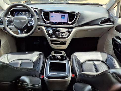 Used 2023 Chrysler Pacifica Touring-L FWD image 9