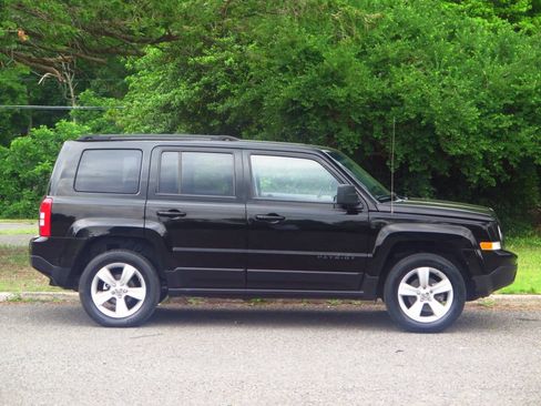 Used 2014 Jeep Patriot Latitude AWD/4WD image 5