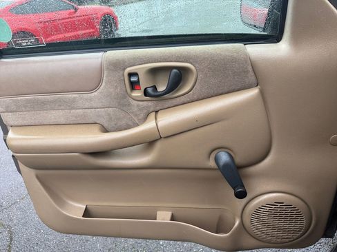 Used 1999 Chevrolet S10 Pickup LS w/ Preferred Equipment Group image 11