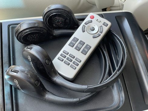 Used 2015 Toyota Sienna XLE Premium FWD image 35