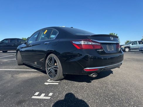 Used 2017 Honda Accord Touring image 10