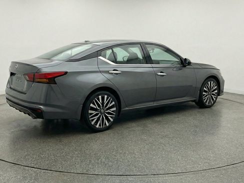 Used 2025 Nissan Altima 2.5 SV FWD image 9