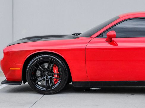 Used 2018 Dodge Challenger R/T w/ Driver Convenience Group RWD image 17
