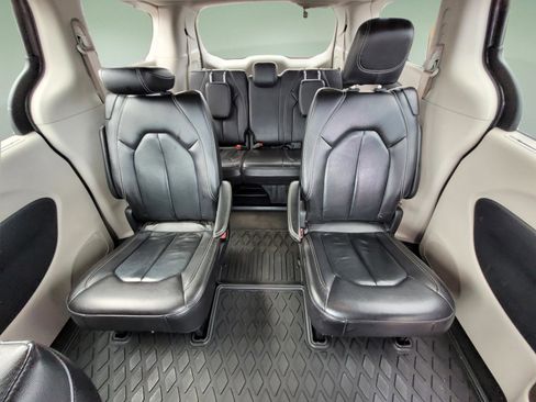Used 2022 Chrysler Pacifica Touring-L FWD image 18