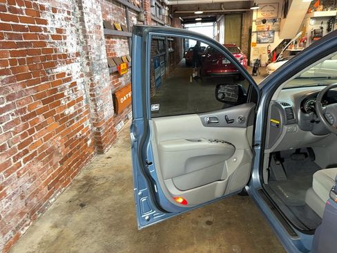 Used 2012 Kia Sedona EX FWD image 9
