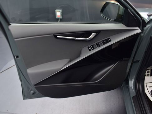 Used 2023 Kia Niro EX Touring image 11