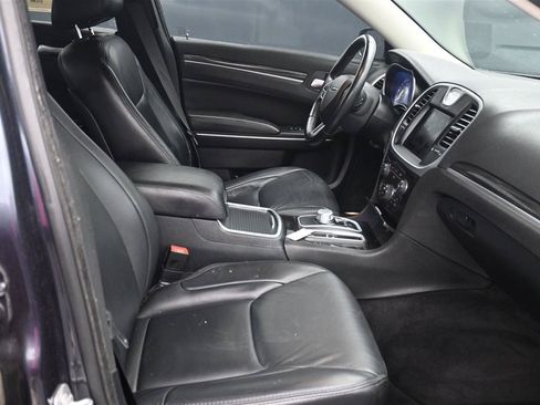 Used 2017 Chrysler 300 Limited w/ Value Package AWD/4WD image 9