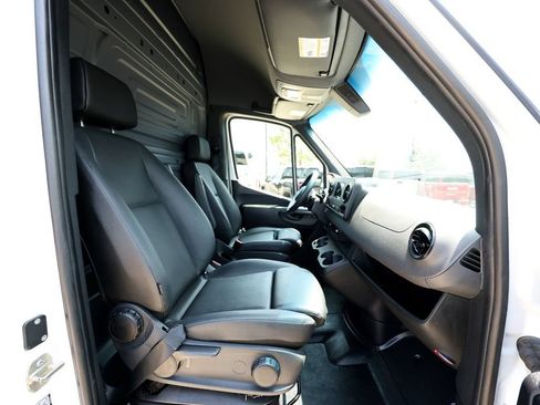 Used 2022 Mercedes-Benz Sprinter 4500 image 15