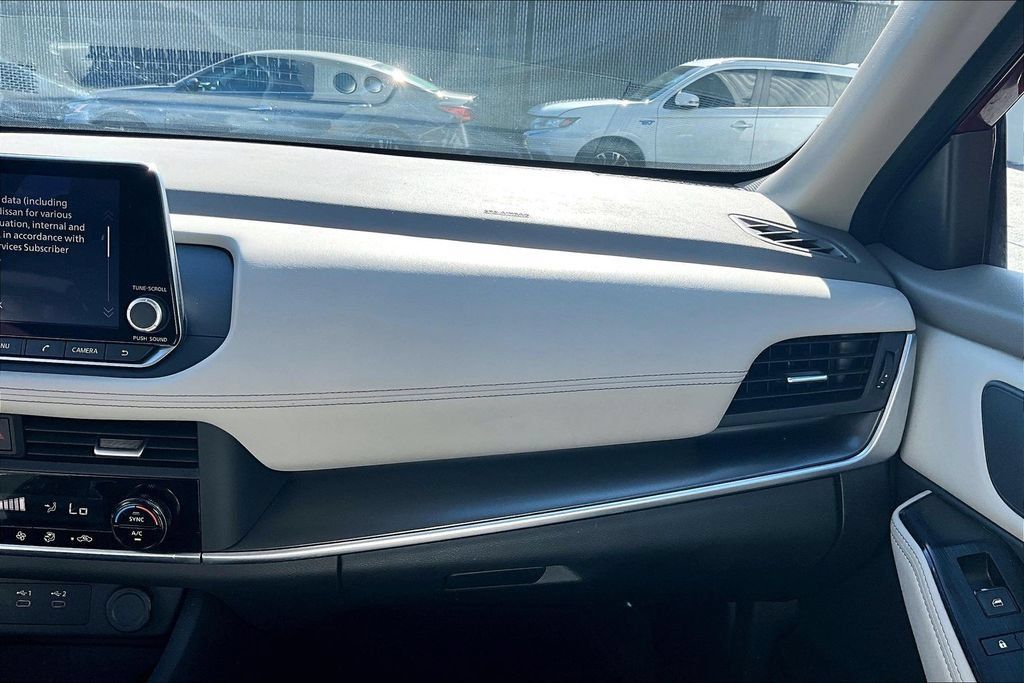 Used 2025 Nissan Rogue SV FWD image 25