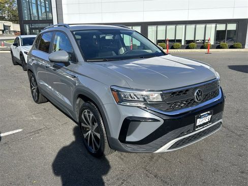 Used 2022 Volkswagen Taos SE image 2