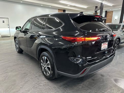 Used 2021 Toyota Highlander XLE image 7