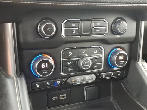 Used 2023 Chevrolet Suburban Premier image 17