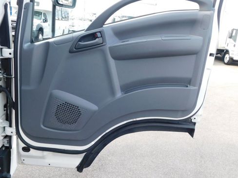 Used 2020 Isuzu NPR image 18