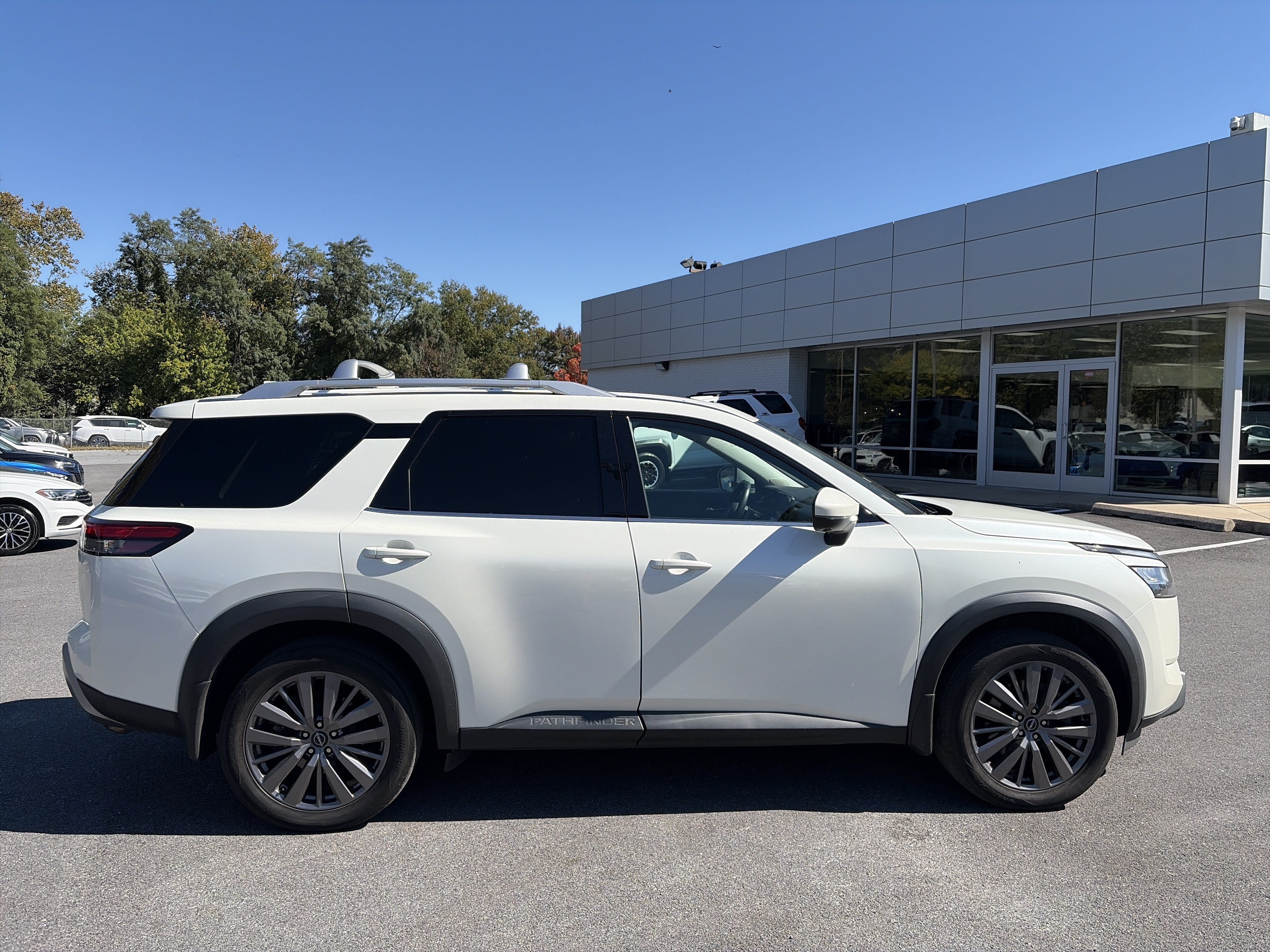 Used 2023 Nissan Pathfinder SL w/ SL Premium Package AWD/4WD image 6
