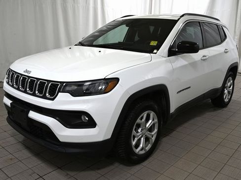 Used 2024 Jeep Compass Latitude image 16