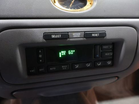 Used 2000 Lincoln Town Car Cartier image 25