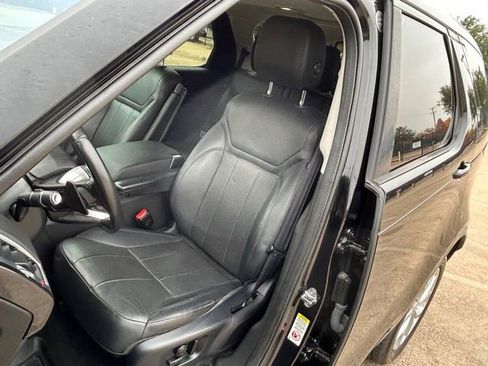 Used 2019 Land Rover Discovery SE image 9