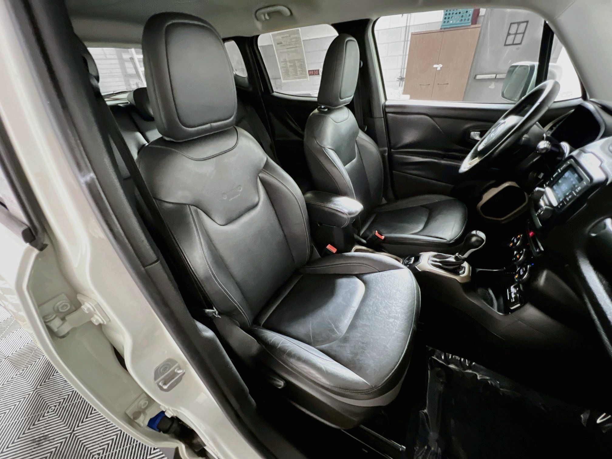 Used 2016 Jeep Renegade Limited FWD image 31
