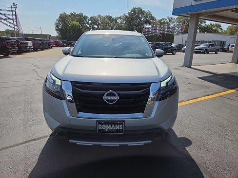 Used 2025 Nissan Pathfinder SL AWD/4WD image 2