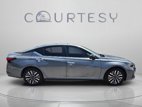 Certified 2025 Nissan Altima 2.5 SV FWD image 8