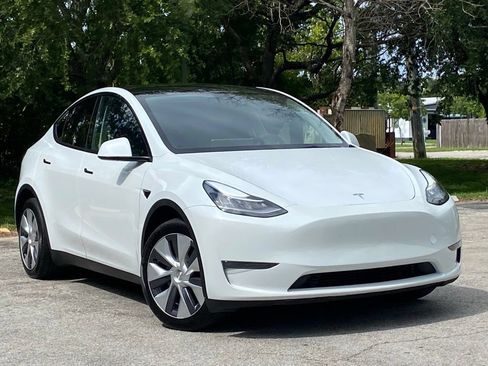 Used 2023 Tesla Model Y AWD image 4