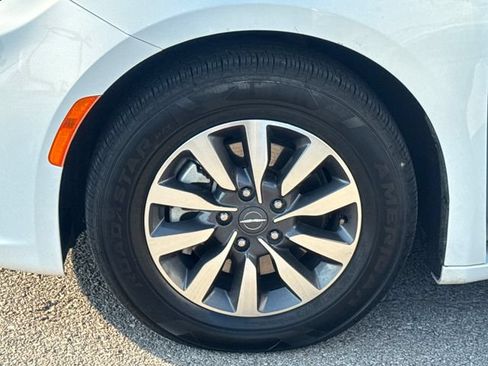 Used 2023 Chrysler Pacifica Limited FWD image 25