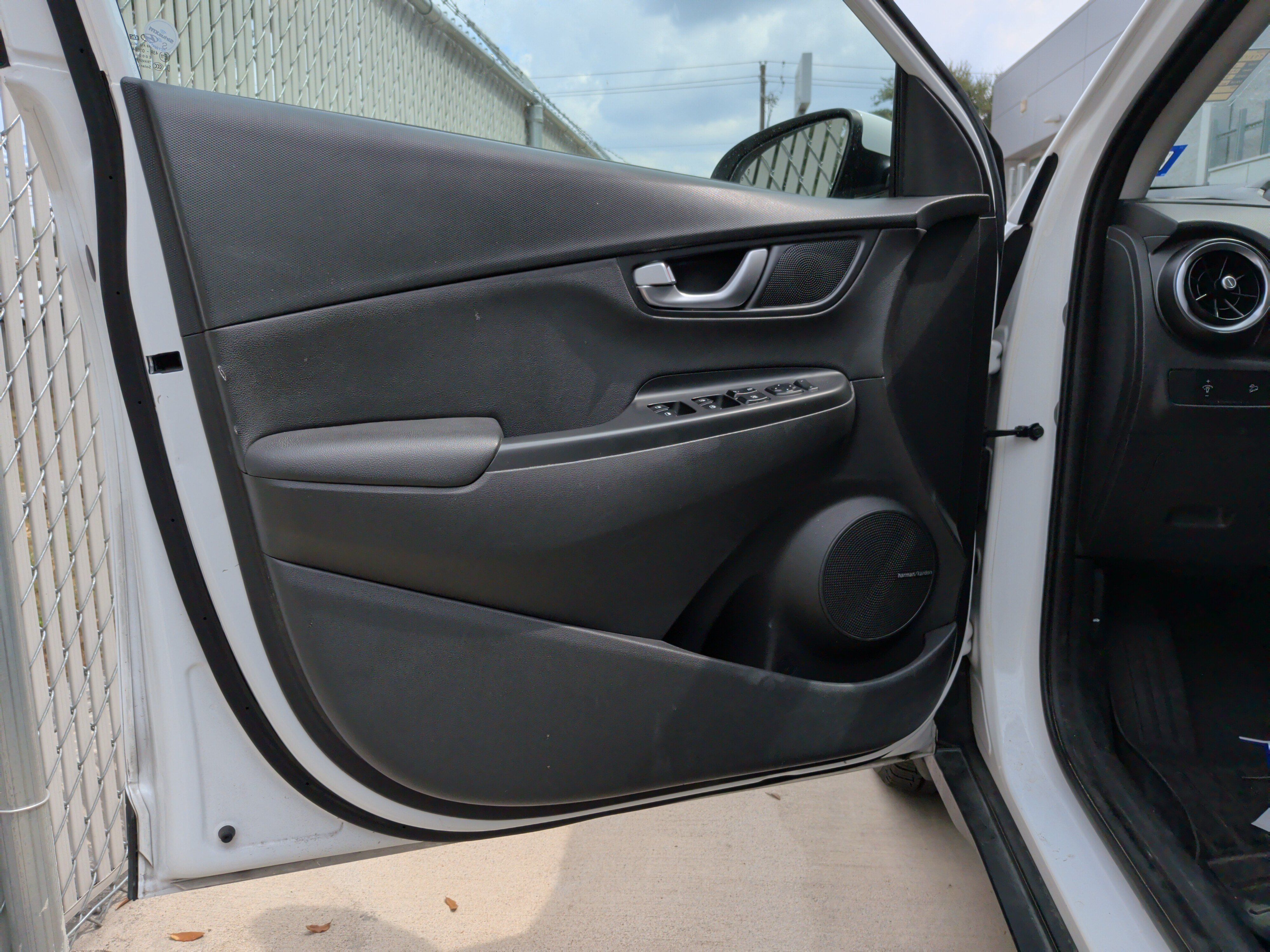 Used 2022 Hyundai Kona Limited FWD image 12