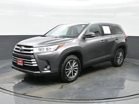 Used 2019 Toyota Highlander XLE image 2