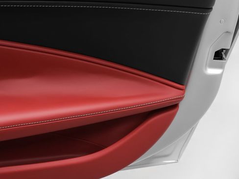 Certified 2025 Ferrari Roma Spider RWD image 33
