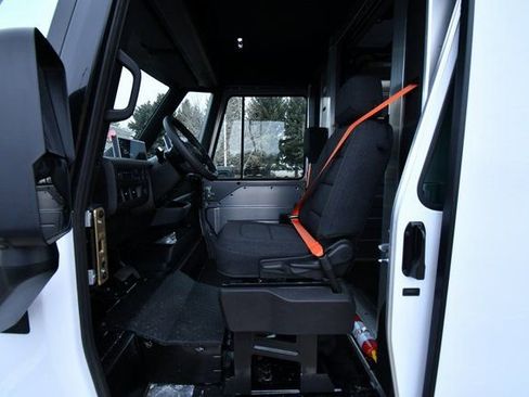 New 2025 Chevrolet Brightdrop 400 w/ Power Door Package image 5