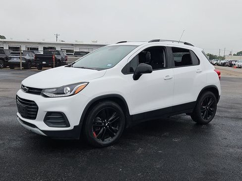 Used 2020 Chevrolet Trax LT w/ Sun & Sound Package FWD image 12