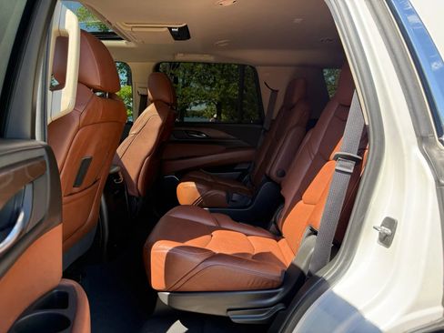 Used 2018 Cadillac Escalade Premium Luxury AWD/4WD image 11
