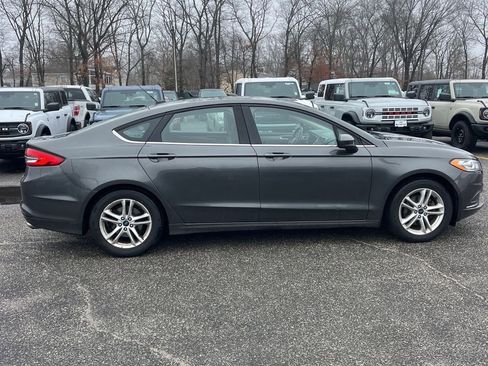Used 2018 Ford Fusion SE w/ Fusion SE Technology Package image 4