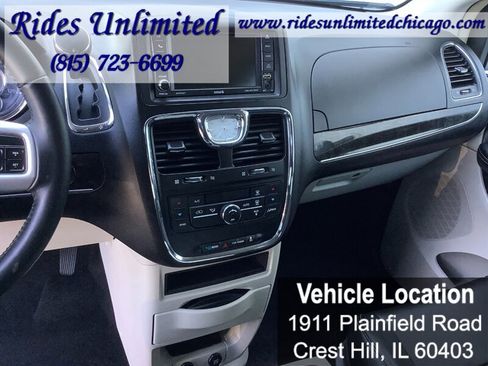 Used 2014 Chrysler Town & Country Touring FWD image 21